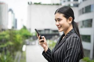 junge asiatische Geschäftsfrau mit Handy foto