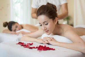 junge schöne Frau mit gesunder Massage in einem Spa-Salon foto