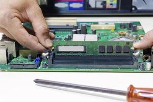 Hand eines Technikers reparieren und aktualisieren Speichercomputer-PC zu reparieren foto