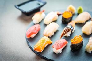 Nigiri-Sushi mit Lachs, Thunfisch, Garnelen, Garnelen, Aal, Muschel und anderem Sashimi foto