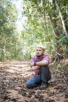aktiver junger Mann Wanderer, der sich mit der Natur ausruht, nachdem er durch den Wald gelaufen ist foto