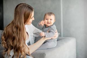 wenig Kind lächelnd und glücklich mit Mama foto