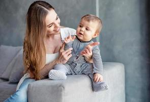 wenig Kind lächelnd und glücklich mit Mama foto