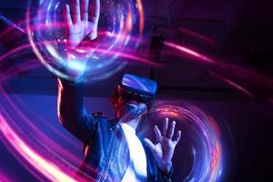 Mann mit vr Brille abspielen mit ein virtuell Videospiel. foto