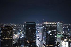 Nacht Horizont von Osaka Stadt. umeda Himmel Gebäude im Japan. foto