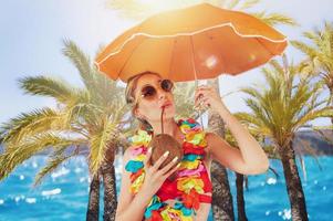 Frau Startseite Sie selber von das Sonne Strahlung mit ein Regenschirm foto