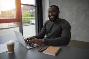 Geschäftsmann funktioniert im Büro mit ein Laptop. Konzept von Internet Teilen und Unternehmen Anfang foto