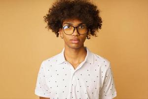 ernst afro Mann mit Brille und Piercing foto