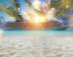 Kreuzfahrtschiff Aussicht von das Strand mit Palme Bäume duwing Sonnenaufgang foto