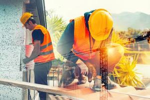 technisch Arbeitskräfte Arbeit zum das Konstruktion von Neu Gebäude foto