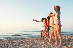 Gruppe von glücklich freunde haben Spaß beim Ozean Strand foto