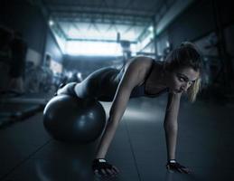 trainieren mit Fitness Ball foto