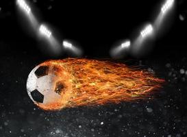 Fußball Ball von Feuer beim das Stadion foto
