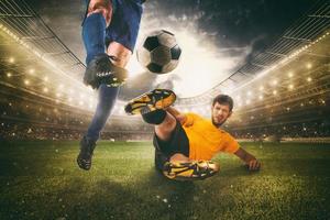 schließen oben von ein Fußball Aktion Szene mit im Wettbewerb Fußball Spieler beim das Stadion foto