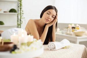 Frau entspannend mit ein Massage im ein Spa Center foto