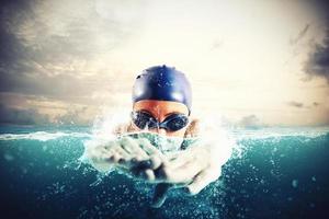 Athlet schwimmt im ein Blau tief Wasser foto