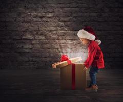 Kind Das öffnen ein Magie Weihnachten Geschenk foto