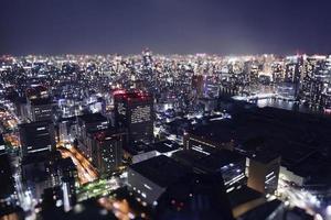 Nacht Horizont von Tokyo Stadt von ein Wolkenkratzer. foto