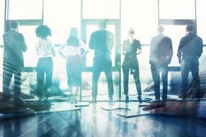 Geschäft Zusammenarbeit beim das Büro. Arbeitskräfte beitreten Puzzle Stücke auf das Schreibtisch. Partnerschaft Konzept mit Licht Auswirkungen foto