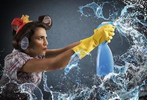 Hausfrau Reinigung sprühen foto