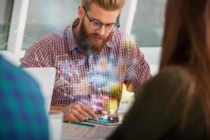 Geschäftsmann funktioniert im Büro mit ein Tablette in Verbindung gebracht auf Internet foto