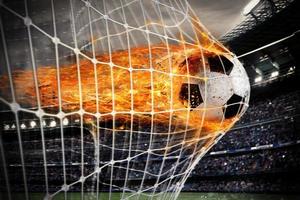 Fußball Feuerball Partituren ein Tor auf das Netz foto