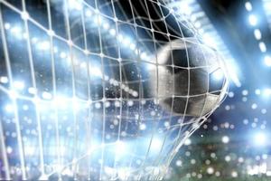 Fußball Ball Partituren ein Tor auf das Netz foto
