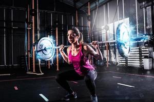 sportlich Mädchen funktioniert aus beim das Fitnessstudio mit ein Hantel mit Blau Energie Auswirkungen foto