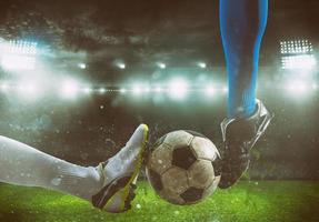 schließen oben von ein Fußball Aktion Szene mit im Wettbewerb Fußball Spieler beim das Stadion foto