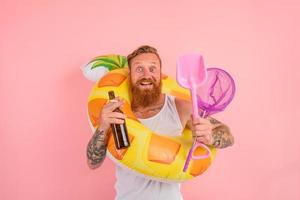 erstaunt Mann ist bereit zu schwimmen mit ein Krapfen Lebensretter mit Bier und Zigarette im Hand foto