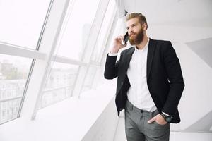 Geschäftsmann reden zu das Telefon im Büro foto