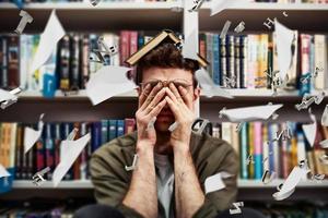 müde Universität Schüler hat Schwierigkeit zu lernen. Konzept von Stress und Schwierigkeit foto