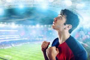 Fußball Ventilator beim das Stadion mit Sieg Geste foto