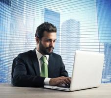 Geschäftsmann Arbeit mit Laptop foto