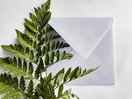 Blätter von Papier. Geschenk Geschenk Briefumschlag foto