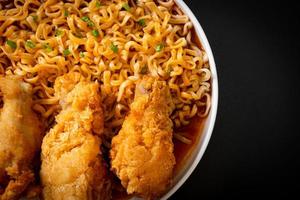 koreanische Instantnudeln mit Brathähnchen oder Brathähnchen Ramyeon foto