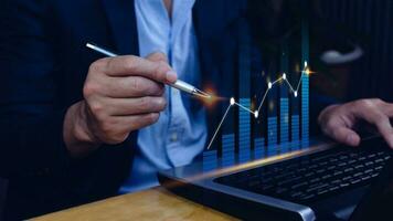 Geschäftsmann Stift Stift berühren Punkte Symbol Lager Graph und Diagramm Hintergrund, Konzept Wachstum und Entwicklung Geschäft Investition, Lager Markt und Strategie Herstellung Markt planen Lager Markt Schwankungen foto