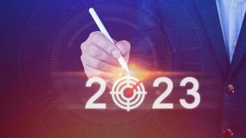 Geschäft Ziel und Tor 2023 Symbol, Hand zeigen halten 2023 virtuell Bildschirm, Start Neu Jahr 2023 mit ein Tor planen, Aktion planen, Strategie, Neu Jahr Geschäft Vision. foto