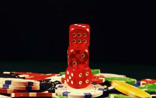 Spiel Glücksspiel Poker Geld Chips und rot Würfel foto