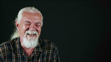 alt Mann ist Lachen damit glücklich foto