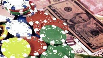 Spiel Glücksspiel Werkzeuge Geld Poker Chips und Geld foto