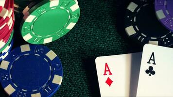 Spiel Glücksspiel Werkzeuge Geld Poker Chips und Poker Karten foto