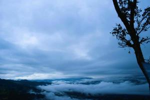 Aussicht von das Land über das Wolken Dorf über das Wolken Lolai Hügel Dorf und traditionell Dorf bedeckt durch Wolken im das Morgen Vor Sonnenaufgang foto