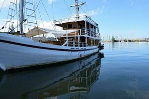 indonesisch traditionell Phinisi Schiff. pinisi oder Phinisi ist ein traditionell zweimastig indonesisch Segeln Schiff. diese Boote sind gemacht zu segeln das Wasser von das indonesisch Archipel foto