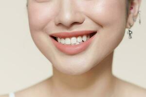 Nahansicht von Lächeln mit Weiß gesund Zähne foto