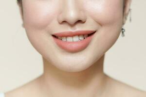 Nahansicht von Lächeln mit Weiß gesund Zähne foto