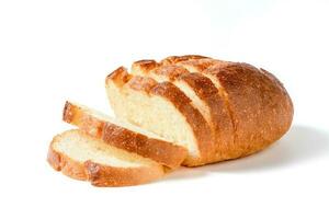 geschnitten von frisch hausgemacht Französisch Brot isoliert auf Weiß Hintergrund, foto