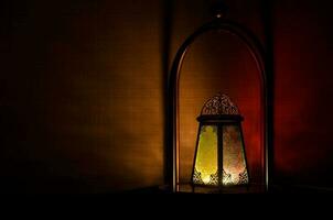Laterne setzt auf Tabelle mit dunkel Hintergrund zum das Muslim Fest von das heilig Monat von Ramadan karem. foto