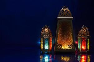 Laternen stellen auf Tabelle mit dunkel Blau Hintergrund zum das Muslim Fest von das heilig Monat von Ramadan karem. foto