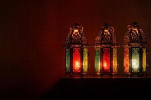 Laternen stellen auf Tabelle mit dunkel Hintergrund zum das Muslim Fest von das heilig Monat von Ramadan karem. foto
